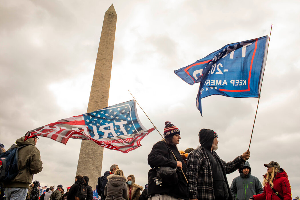 特朗普总统的支持者在华盛顿纪念碑前.jpg