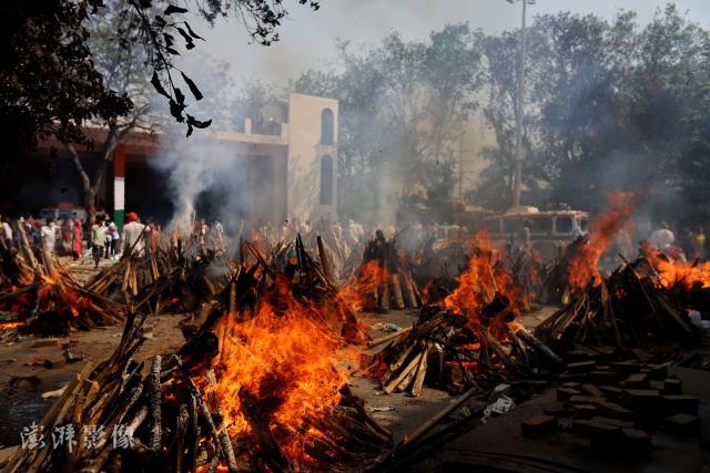 印度火葬场焚化新冠患者遗体