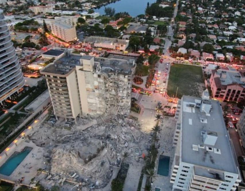 美国迈阿密一栋12层楼高的滨海大厦突然倒塌