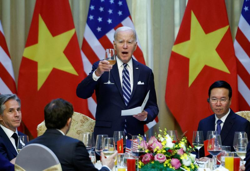美国总统拜登访问越南期间，武文赏（右一）在国宴上